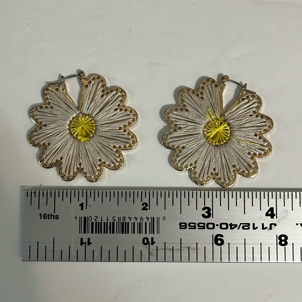Dangling earrings floral daisy shape white yellow retro boho hippo 70’s 80’s Y2K - Picture 9 of 11
